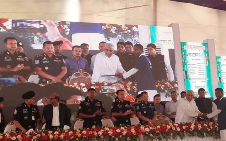 স্বরাষ্ট্রমন্ত্রীর কাছে আত্মসমর্পণ করল ৩১৫ চরমপন্থী